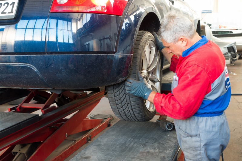 boutique-OLLIOULES-min_auto_repair_repair_lift_auto_mechanic_work_clothes_master_professional_man_of_the_fold-685629
