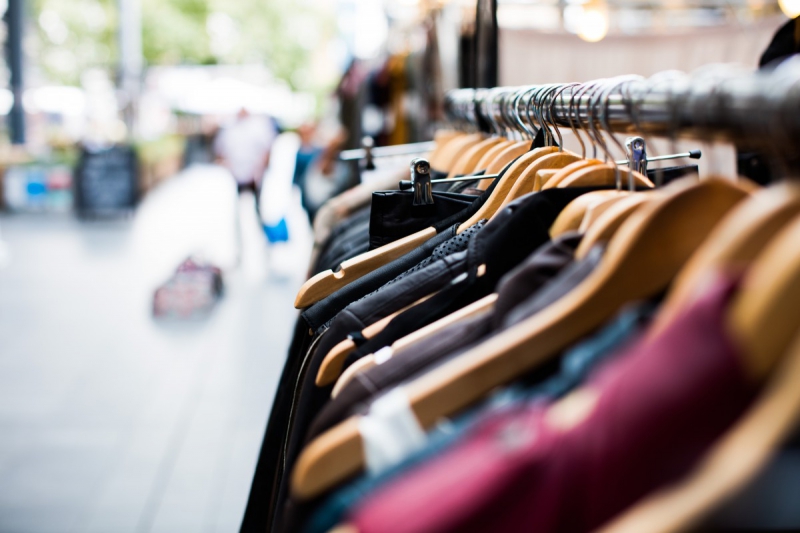 boutique-OLLIOULES-min_blur_close_up_focus_hanger_jacket_market_people_rack-1176303
