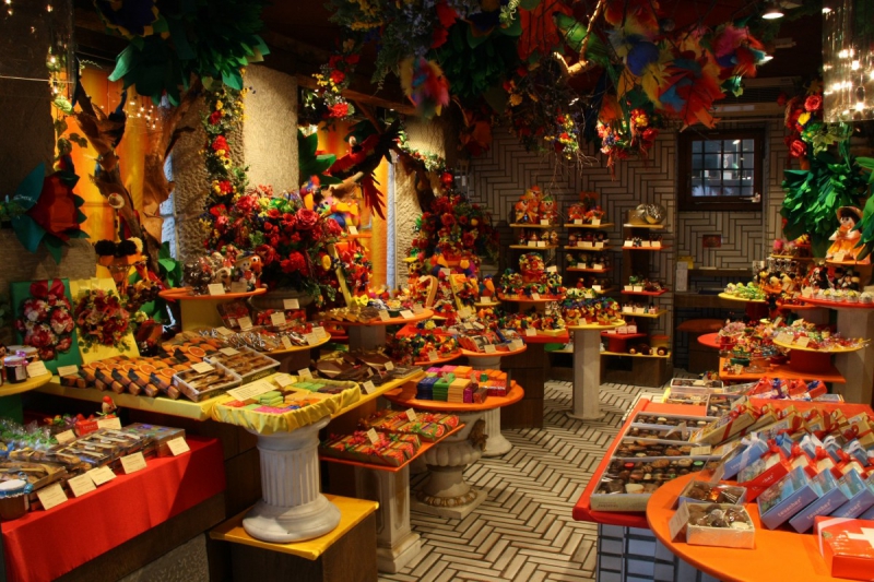 boutique-OLLIOULES-min_candy_store_chocolate_shop_chocolate_switzerland-393515