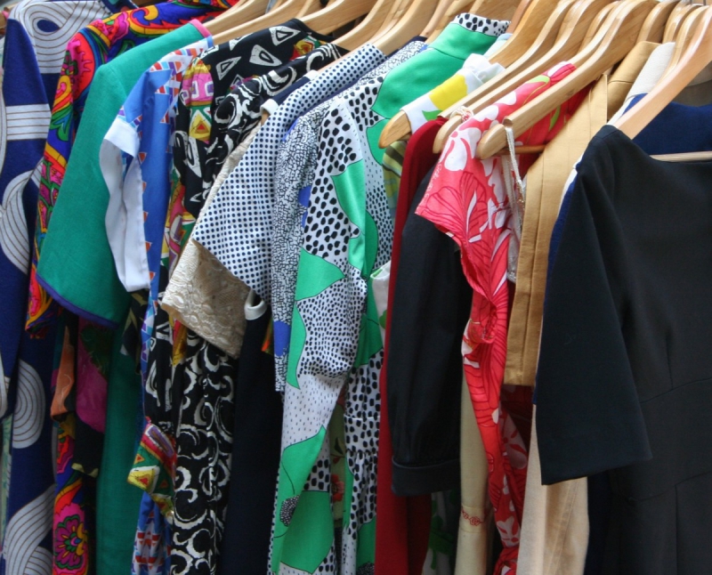 boutique-OLLIOULES-min_dresses_apparel_clothing_clothes_clothes_hangers_wooden_hangers_retail_shop_closet-1149845