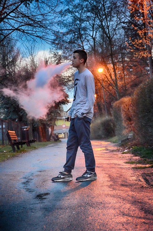 boutique-OLLIOULES-min_man_boy_vape_ecigarette_vaping_smoking_ecig_vapor-635340