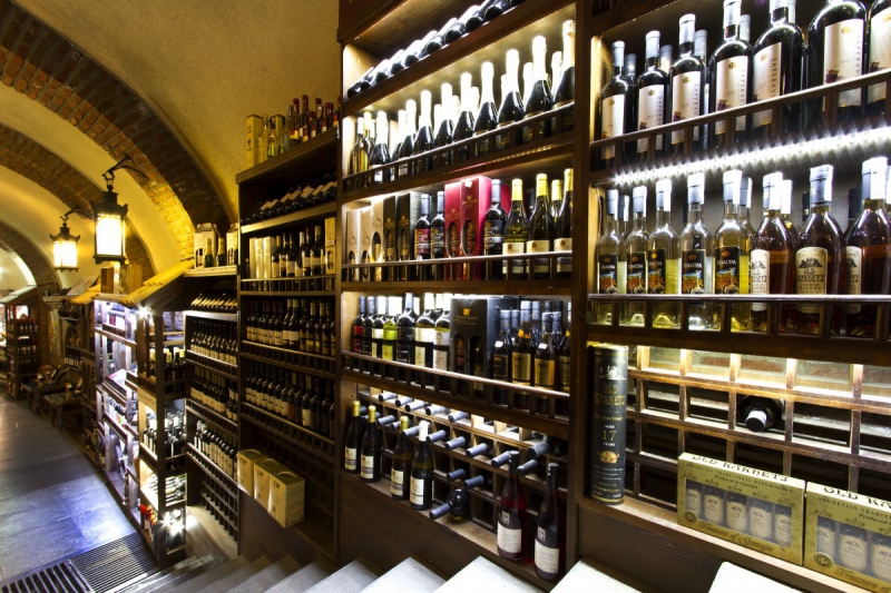 boutique-OLLIOULES-min_world_street_travel_shop_canon_georgia_wine_bottles-429767
